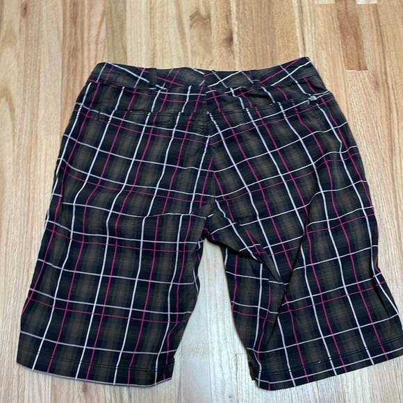 Women’s The North Face plaid shorts size 8 - Picture 2 of 6